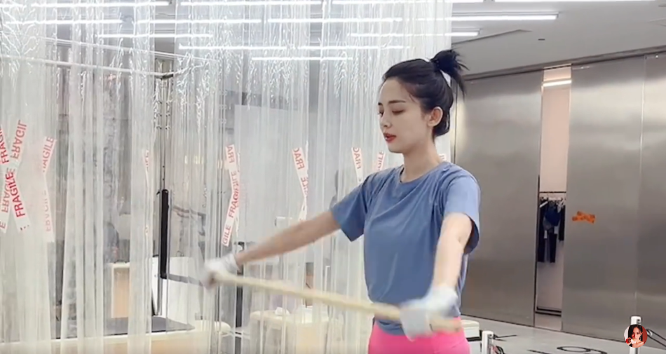 组图：娜扎日常健身视频释出穿紧身服腰肢纤细尽显好身材第2张图片