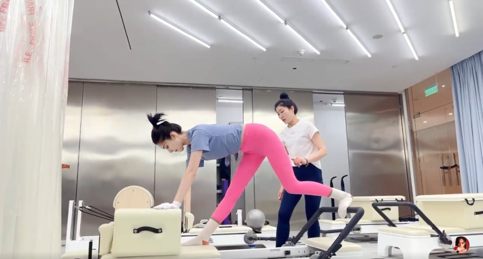 组图：娜扎日常健身视频释出穿紧身服腰肢纤细尽显好身材第4张图片