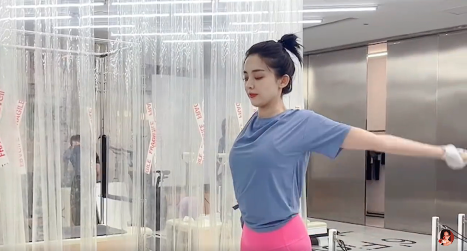 组图：娜扎日常健身视频释出穿紧身服腰肢纤细尽显好身材第1张图片