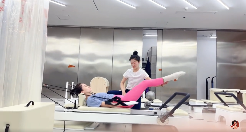 组图：娜扎日常健身视频释出穿紧身服腰肢纤细尽显好身材第3张图片