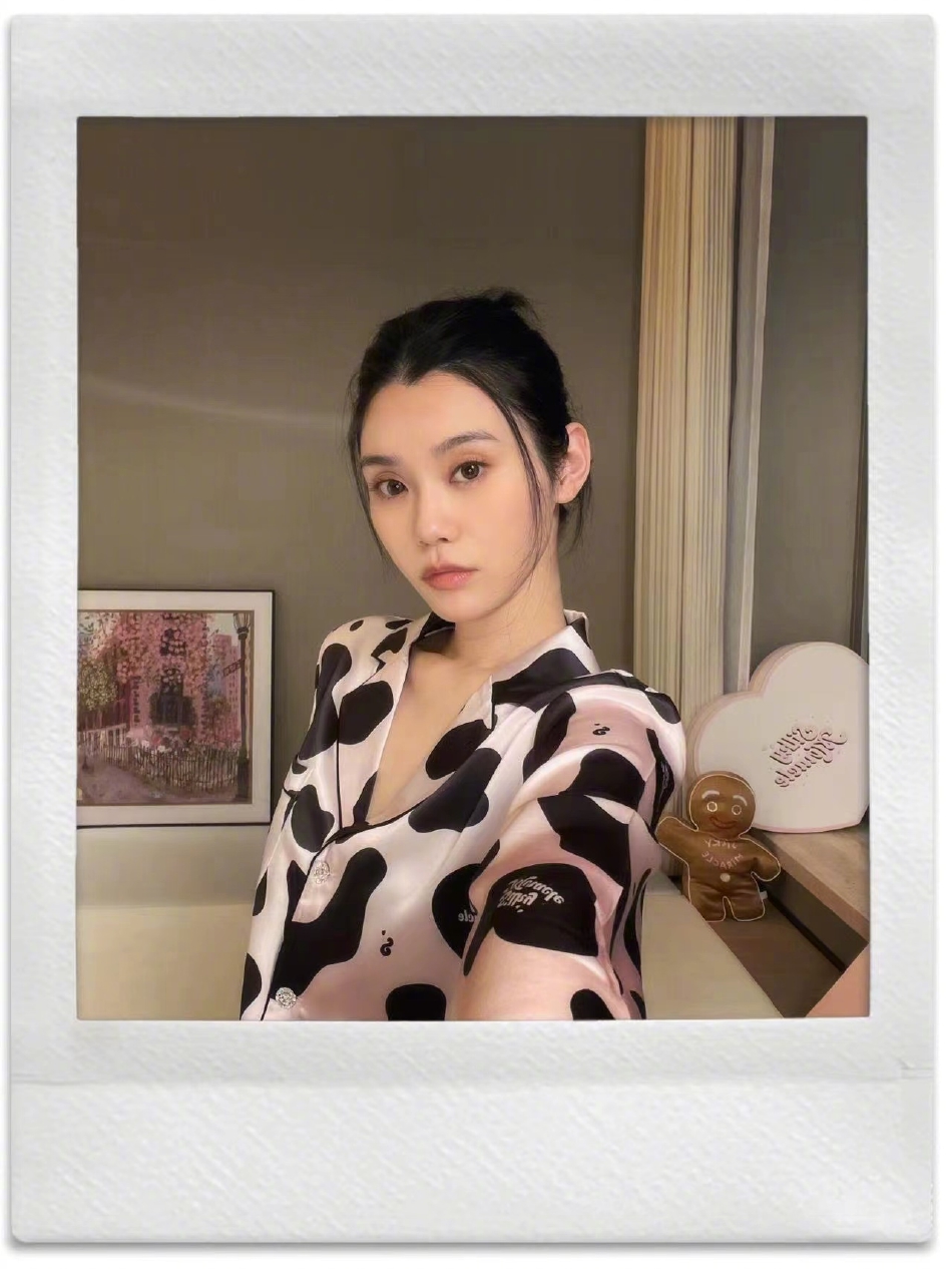 组图：奚梦瑶晒淡妆居家照头发盘起对镜头比心随性自然第1张图片