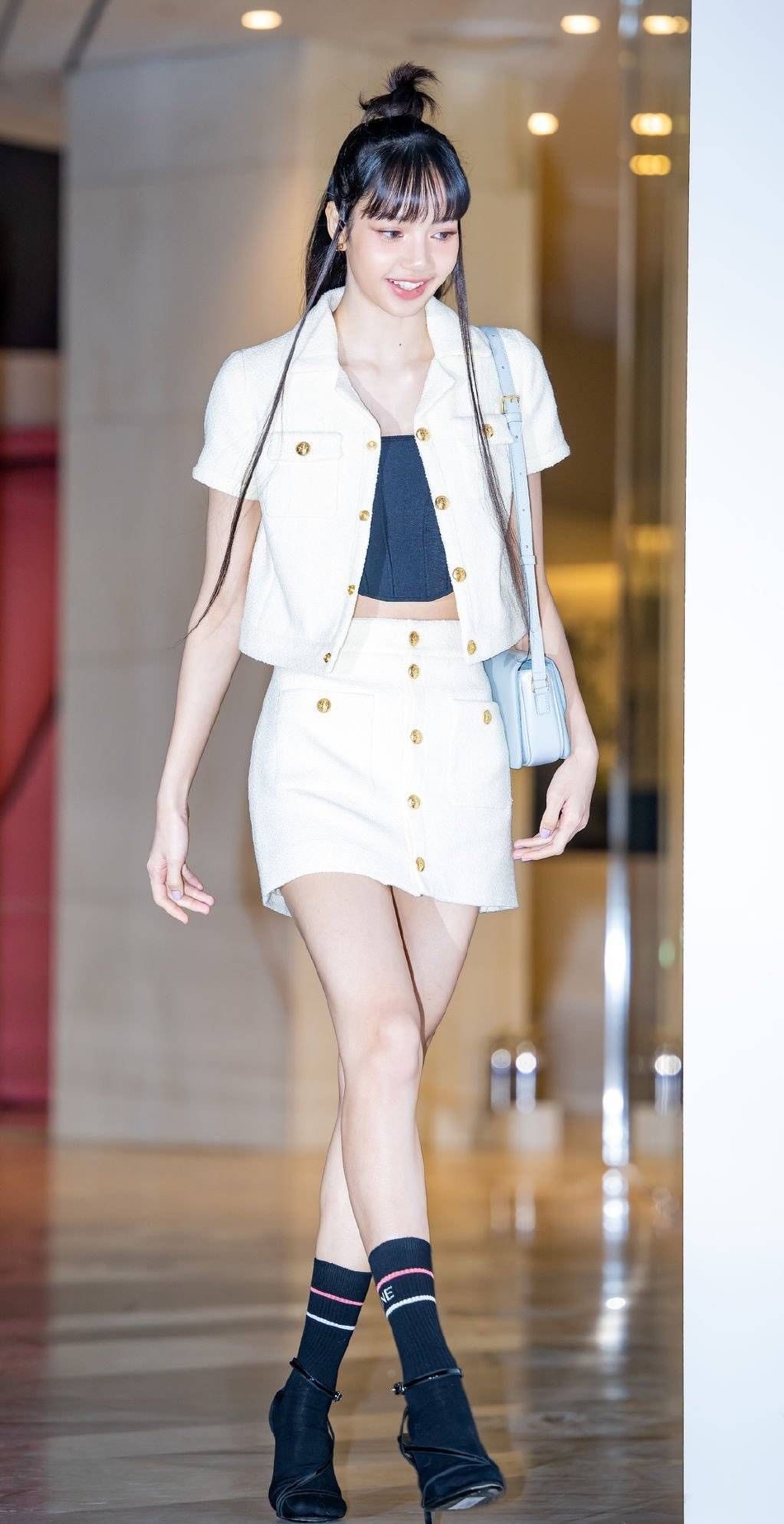 组图:lisa着白色套装出席活动 对镜做脸颊比心甜美可爱_高清图集_新浪