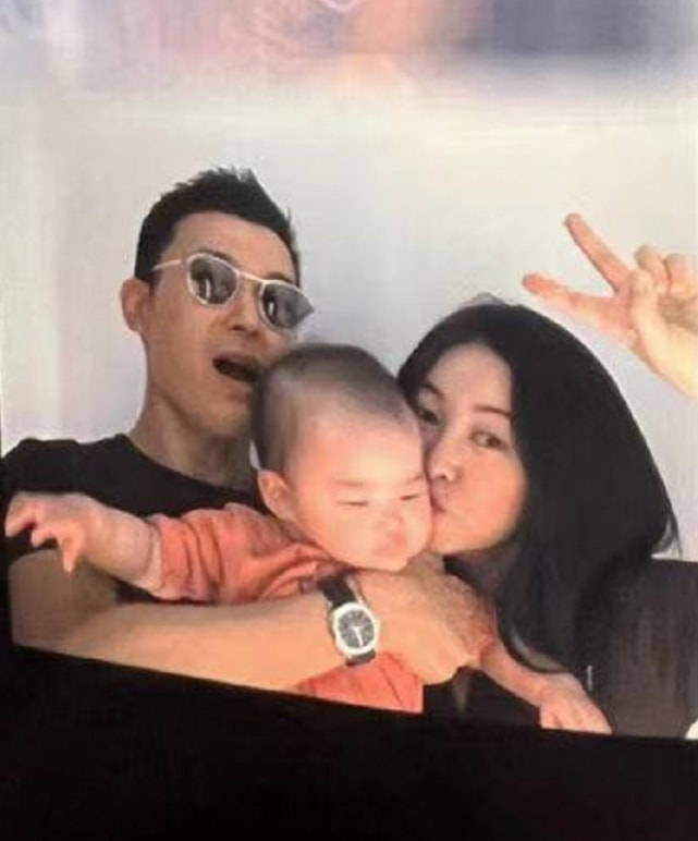 组图：朱珠老公王昀佳晒全家合照怀抱女儿开心比耶好有爱第2张图片