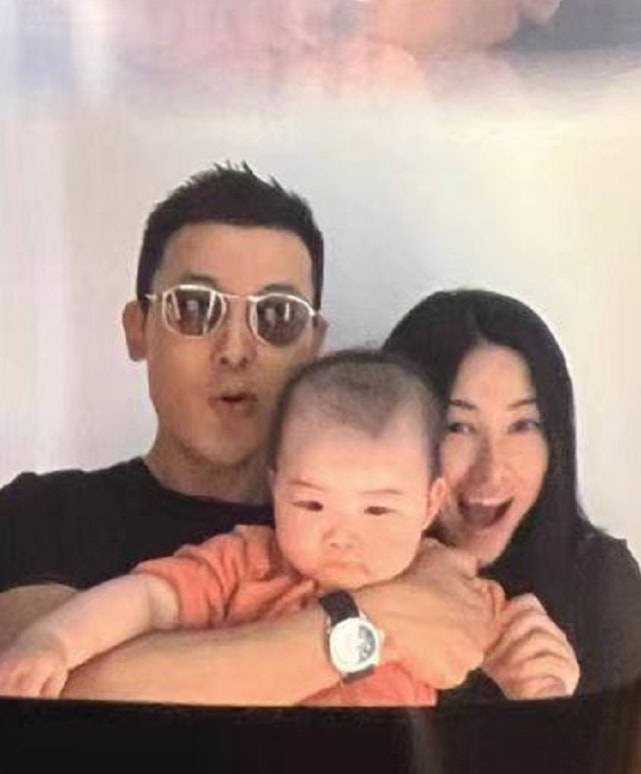 组图：朱珠老公王昀佳晒全家合照怀抱女儿开心比耶好有爱第3张图片