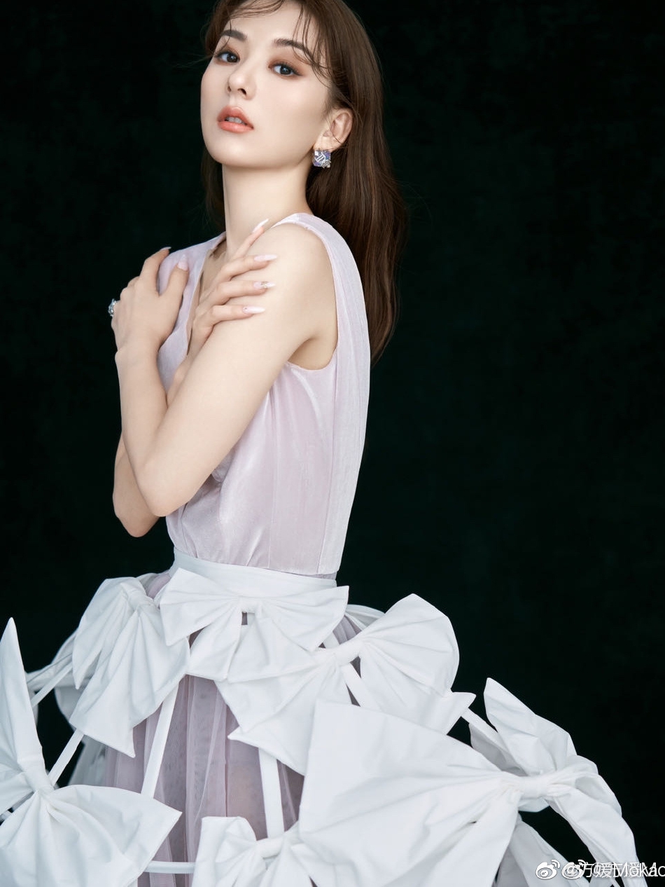 组图：方媛坐游艇出游大秀身材皮肤白皙长腿纤细状态佳第4张图片