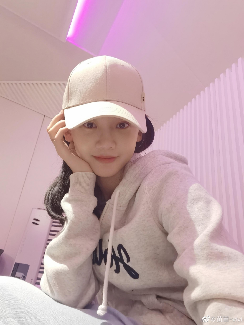 组图：苗苗郑恺做蛋糕为妈妈庆生女儿小酸奶安睡好可爱