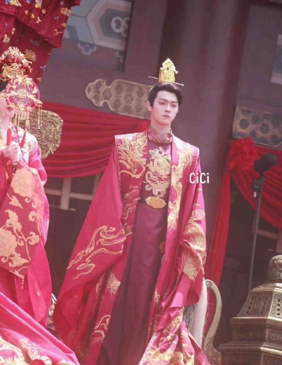 组图：许凯景甜《乐游原》大婚路透曝光穿红婚服CP感十足第1张图片