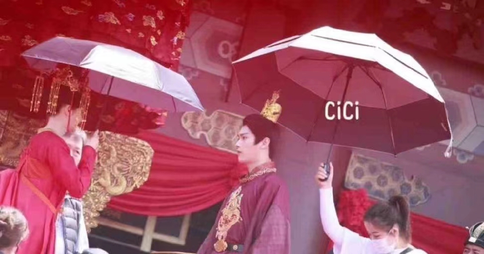 组图：许凯景甜《乐游原》大婚路透曝光穿红婚服CP感十足第2张图片