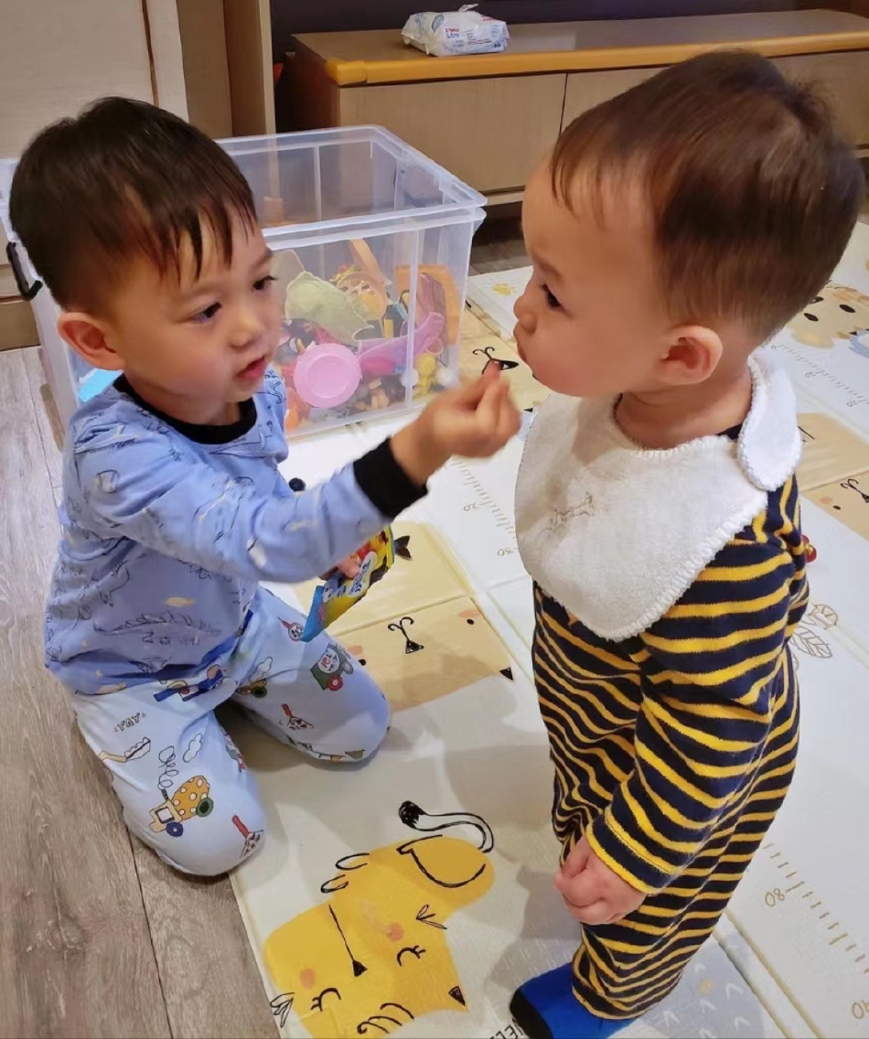 组图：胡杏儿老公李乘德晒带娃照Brendan给弟弟喂食好懂事第2张图片