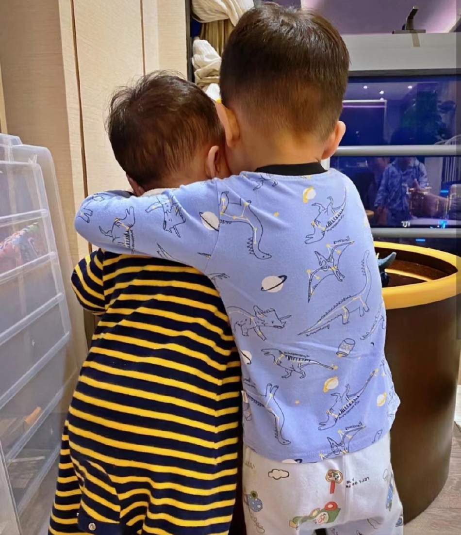 组图：胡杏儿老公李乘德晒带娃照Brendan给弟弟喂食好懂事第3张图片