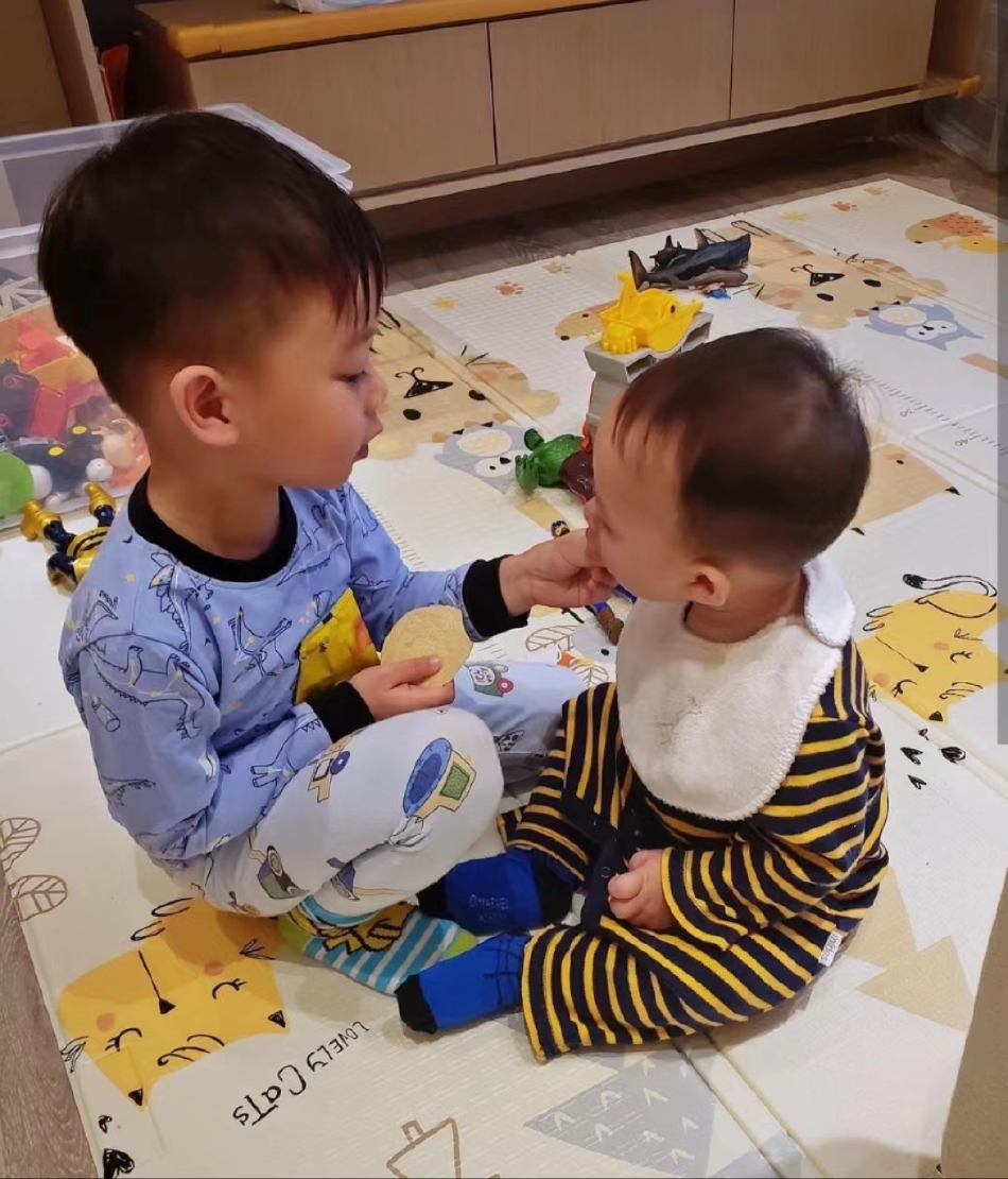 组图：胡杏儿老公李乘德晒带娃照Brendan给弟弟喂食好懂事第4张图片