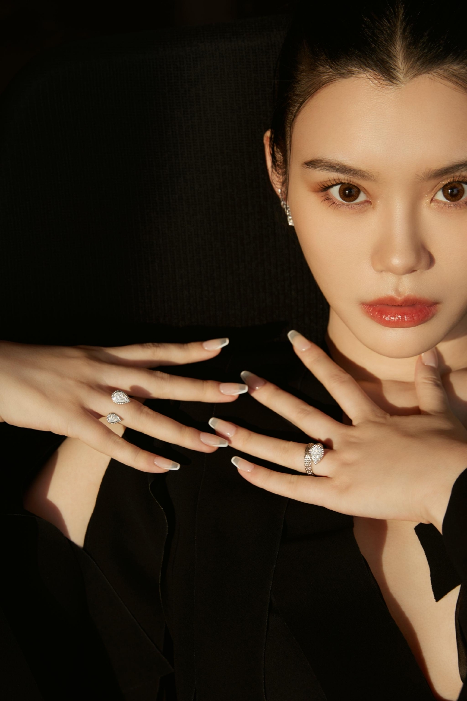 组图：奚梦瑶晒淡妆居家照头发盘起对镜头比心随性自然第5张图片