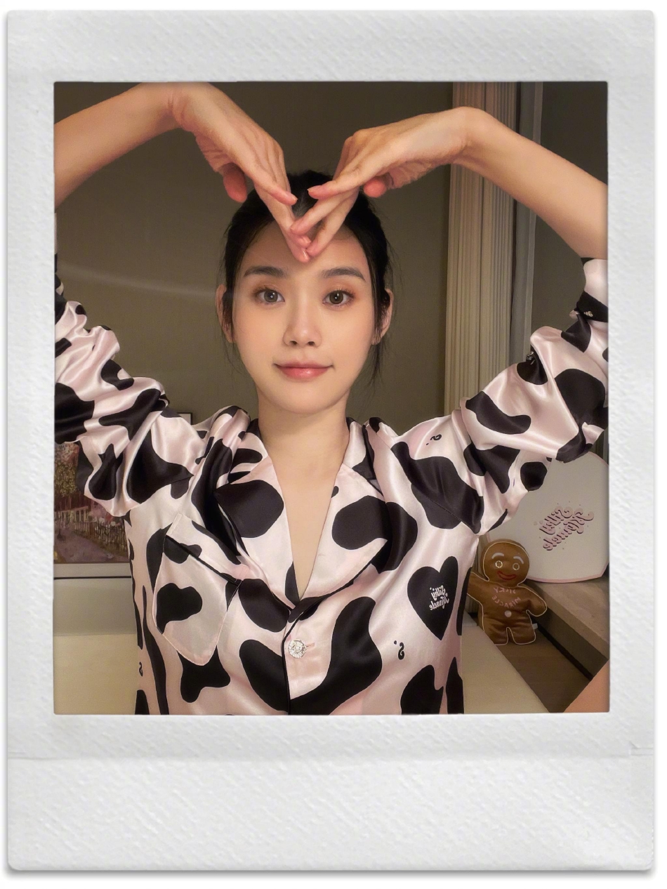 组图：奚梦瑶晒淡妆居家照头发盘起对镜头比心随性自然第2张图片