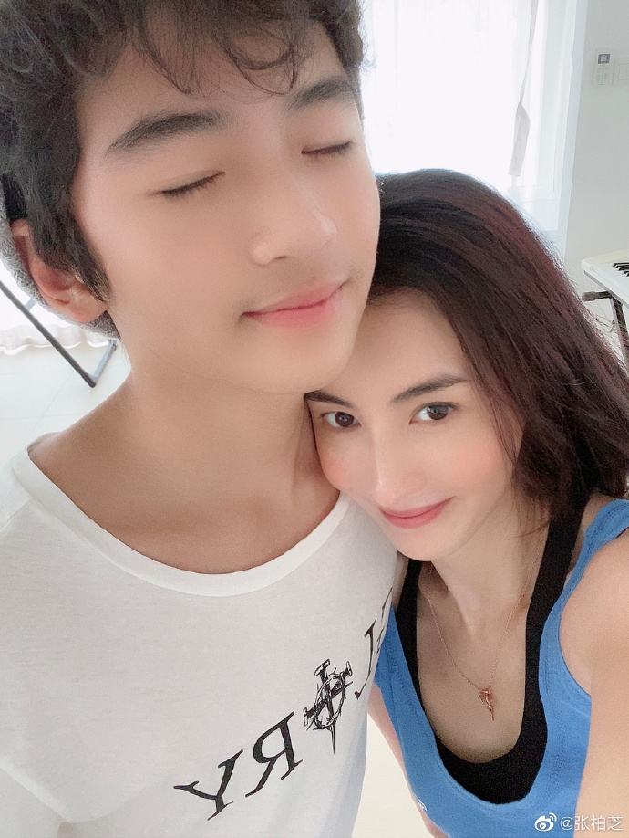 组图：张柏芝晒与长子贴脸合影Lucas身高超妈妈伸手比耶第3张图片