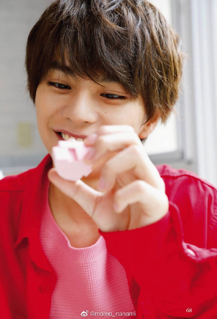 组图:佐藤胜利登上杂志 温暖笑容非常治愈