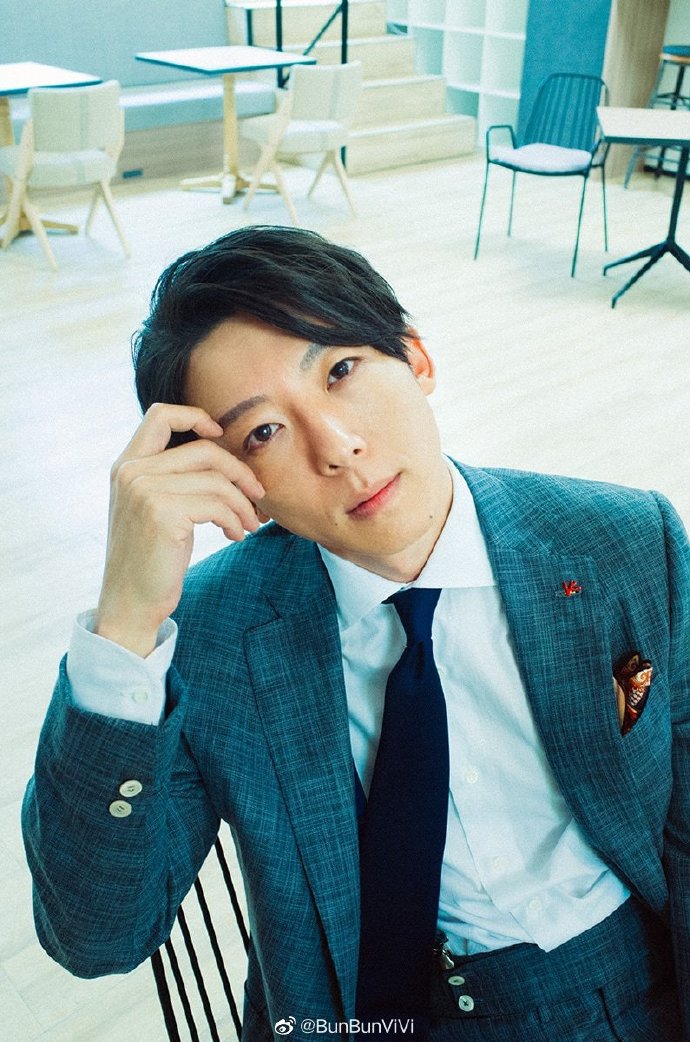 组图:高桥一生拍摄写真 身穿西装气质沉稳帅气