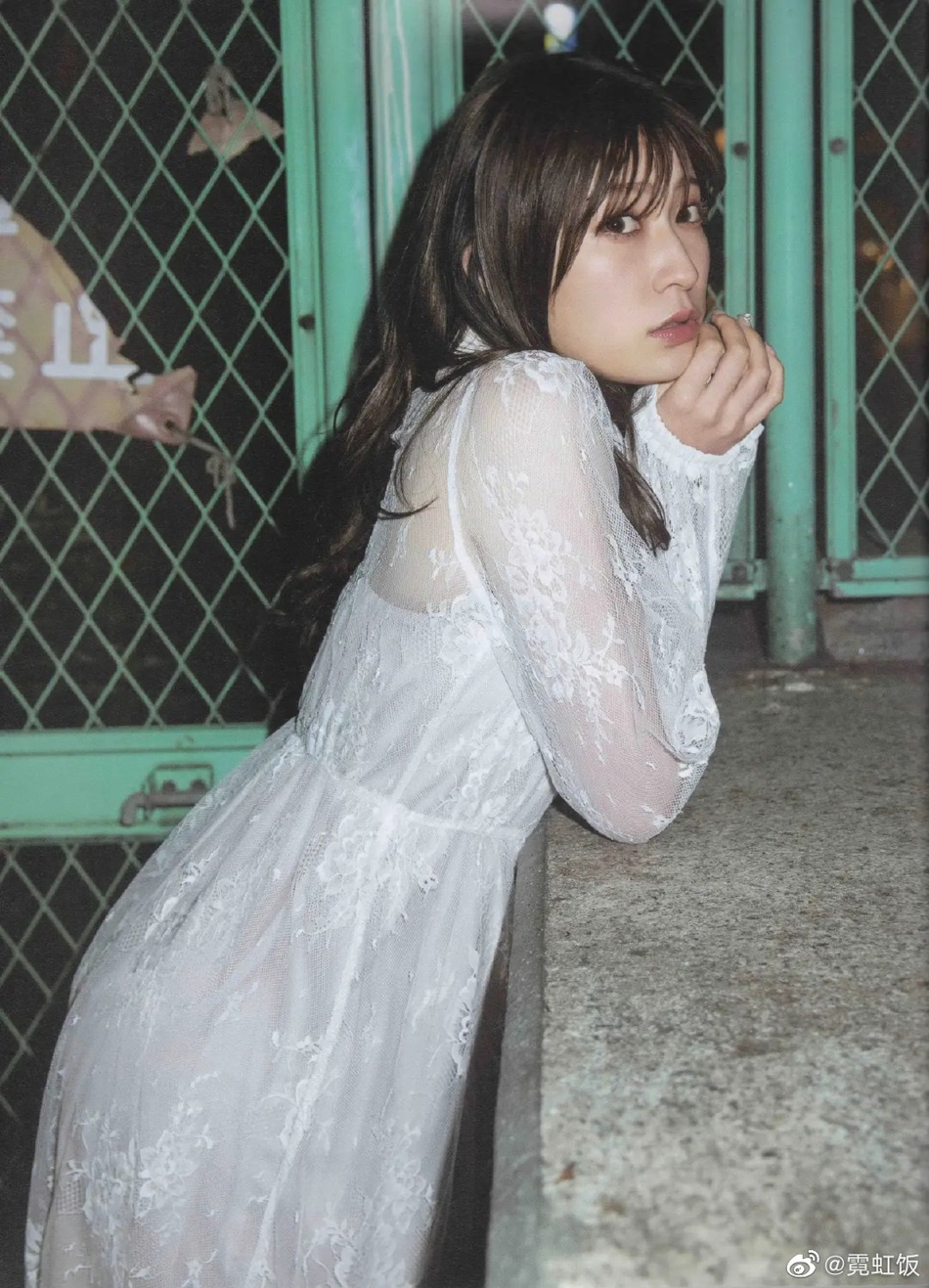 组图:吉田朱里拍摄杂志写真 穿着蕾丝裙清纯忧郁