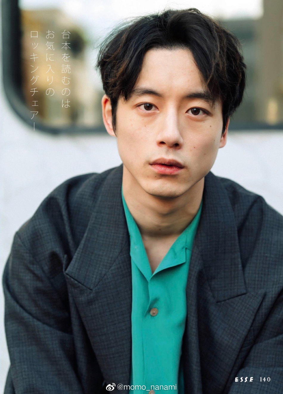 组图:坂口健太郎登《esse》杂志 穿套装街拍回归盐系风格_高清图集