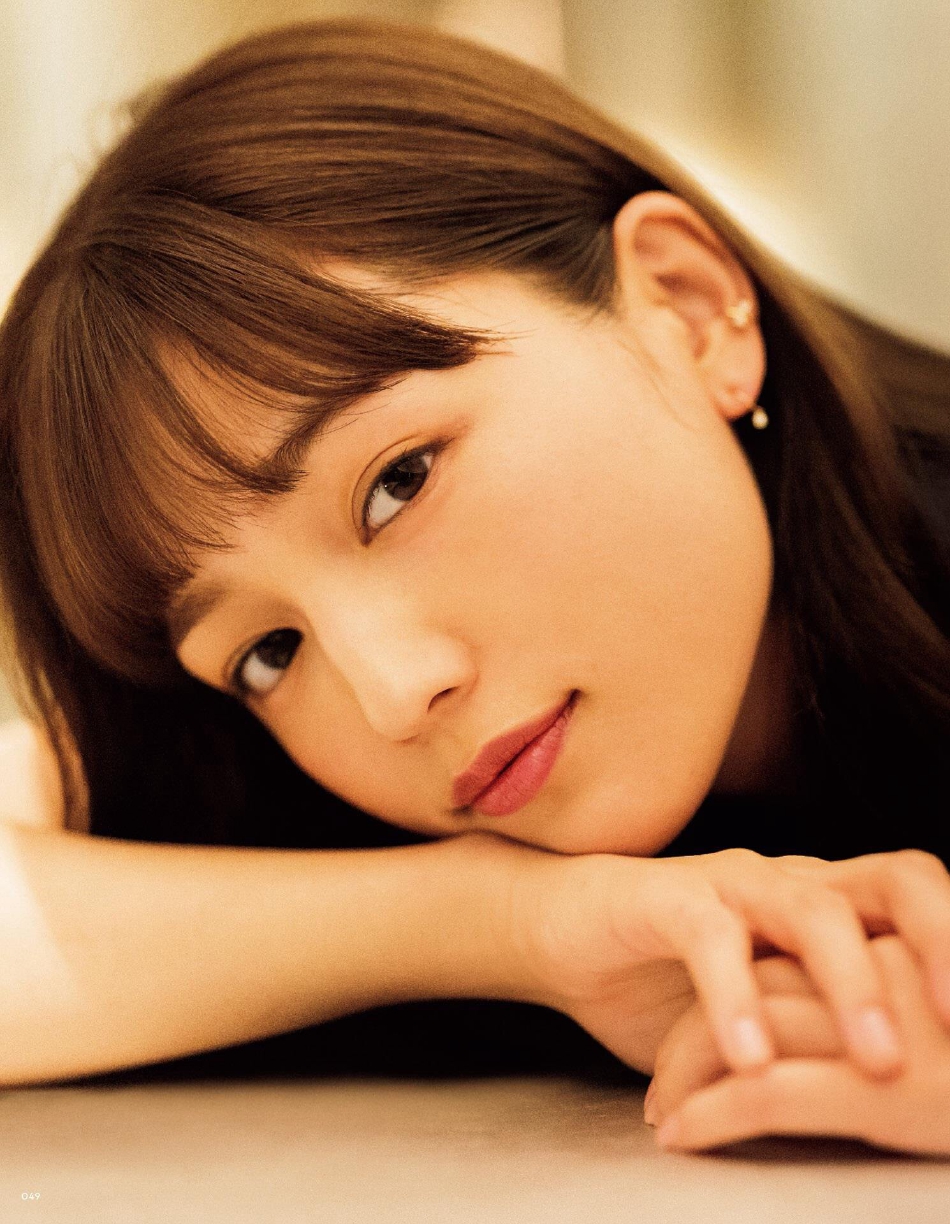 组图：川口春奈登《东京日历》封面长裙装扮优雅大气第2张图片