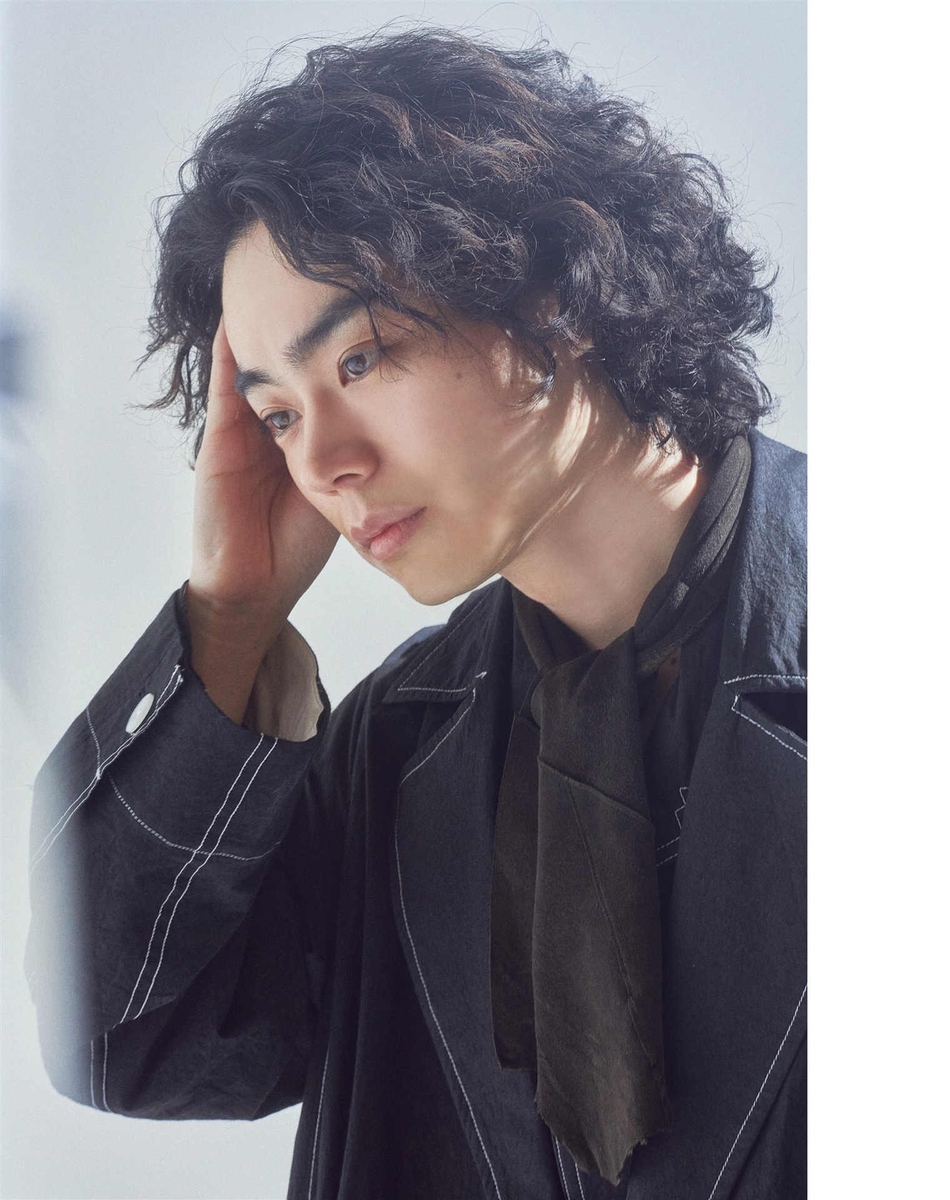 组图:菅田将晖登杂志内页 一身黑衣深邃忧郁_高清图集_新浪网