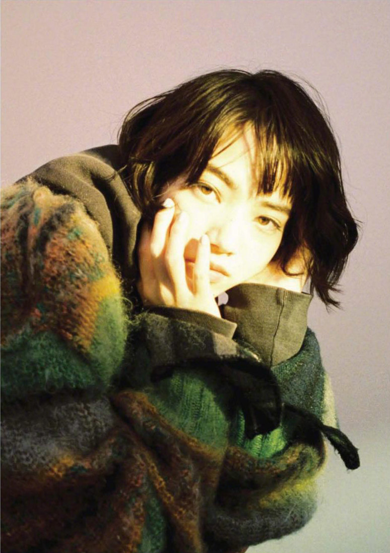 组图:小松菜奈拍摄《dew》光影大片 剪短发展现独特氛围感