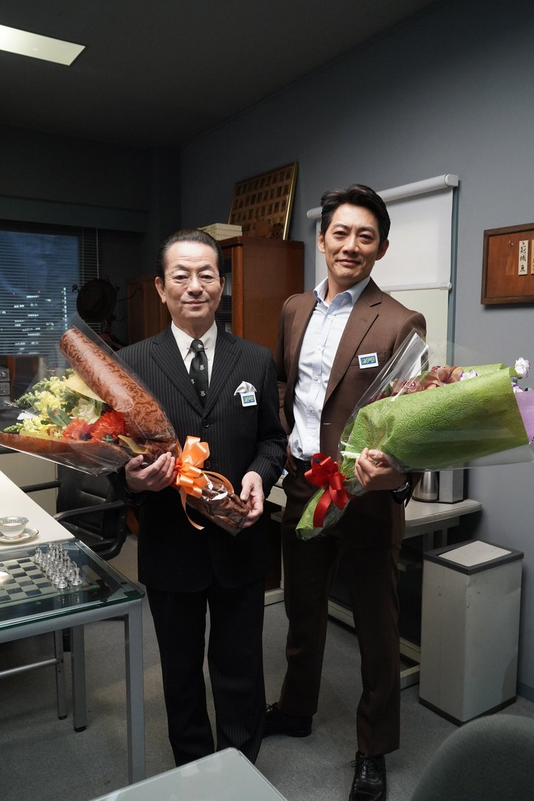 组图:《相棒第20季》公开杀青照 反町隆史与水谷丰拥抱_高清图集_新浪