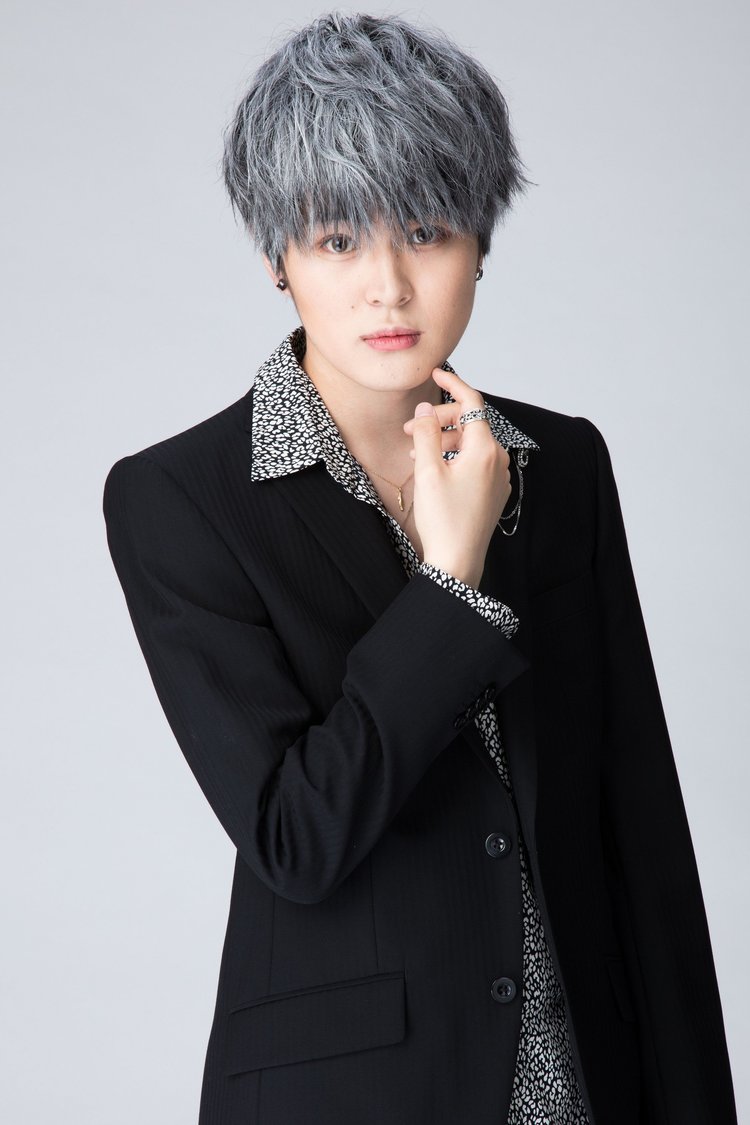 组图望月步加盟前男友的遗书银发造型饰演牛郎角色