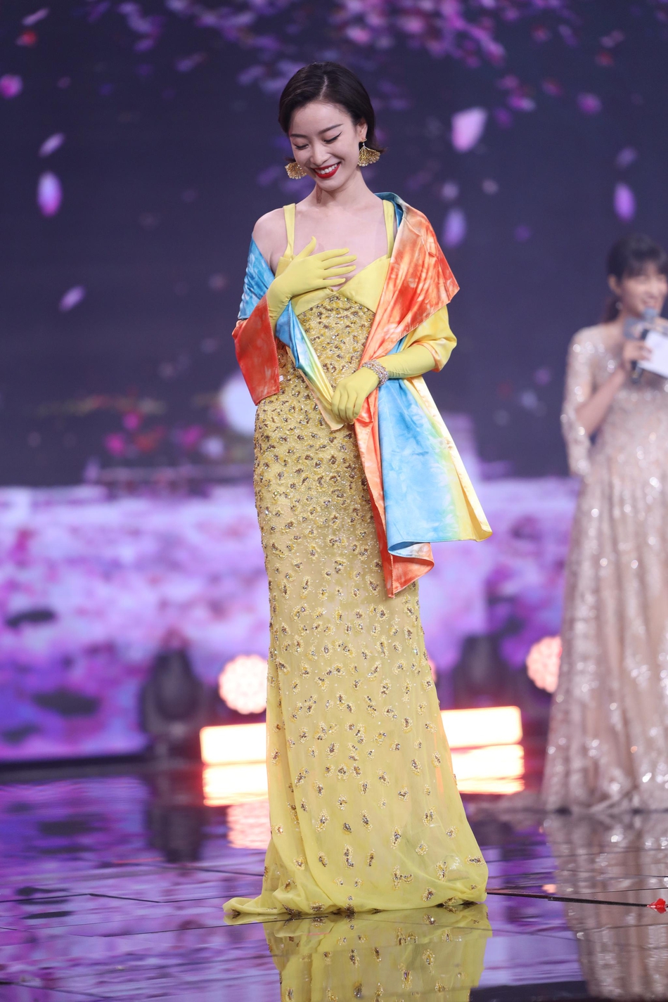 组图:微博之夜倪妮佟丽娅唐嫣杨幂baby张雨绮丝巾走秀绝美_高清图集