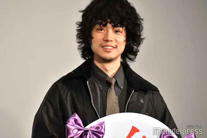 组图:菅田将晖亮相电影活动 卷发胡渣造型帅气十足