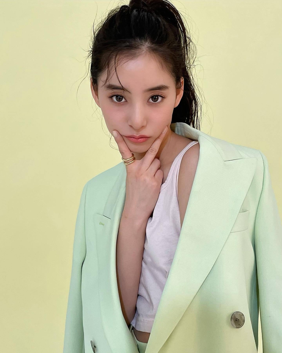 组图:新木优子社交账号晒杂志拍摄花絮 活力元气