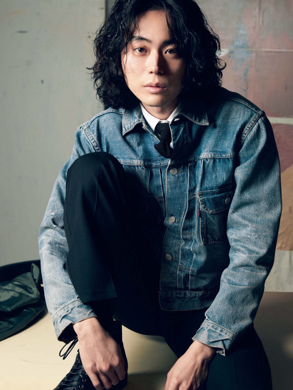 组图:菅田将晖登《25ans》杂志 穿牛仔外套展现另类帅气_高清图集
