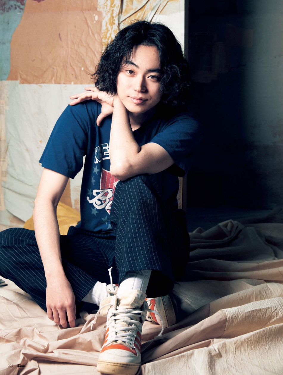 组图:菅田将晖登《25ans》杂志 穿牛仔外套展现另类帅气