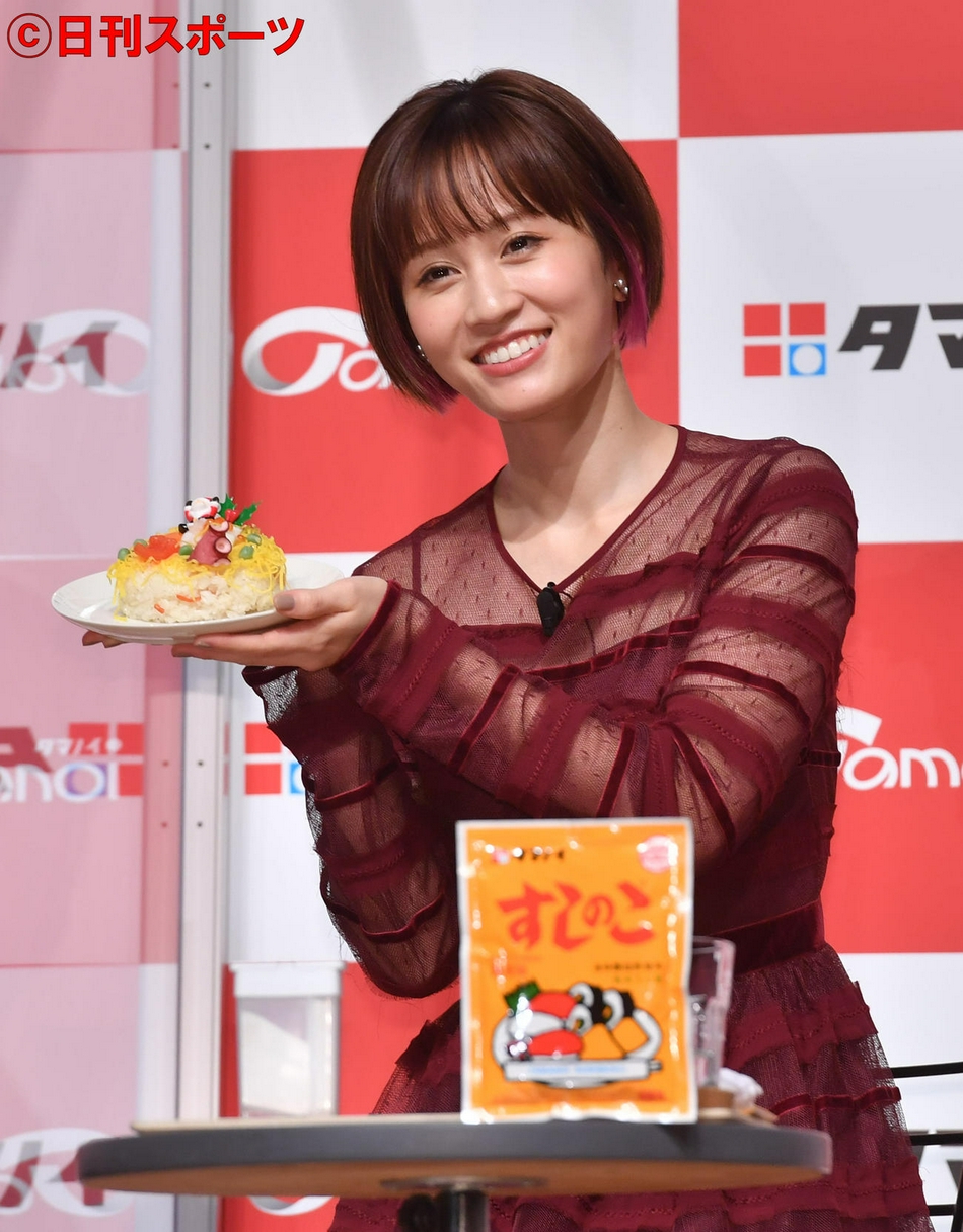 组图:前田敦子出席活动 着红裙挑染短发造型吸睛