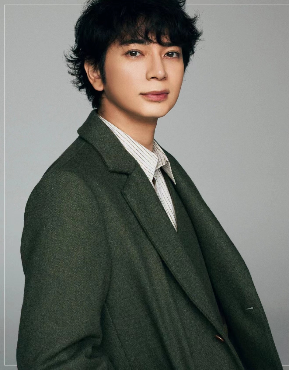 组图松本润登baila杂志复古墨绿西装彰显成熟气质