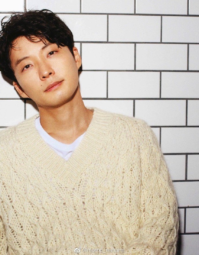 组图:星野源拍摄写真 毛衣造型超暖男