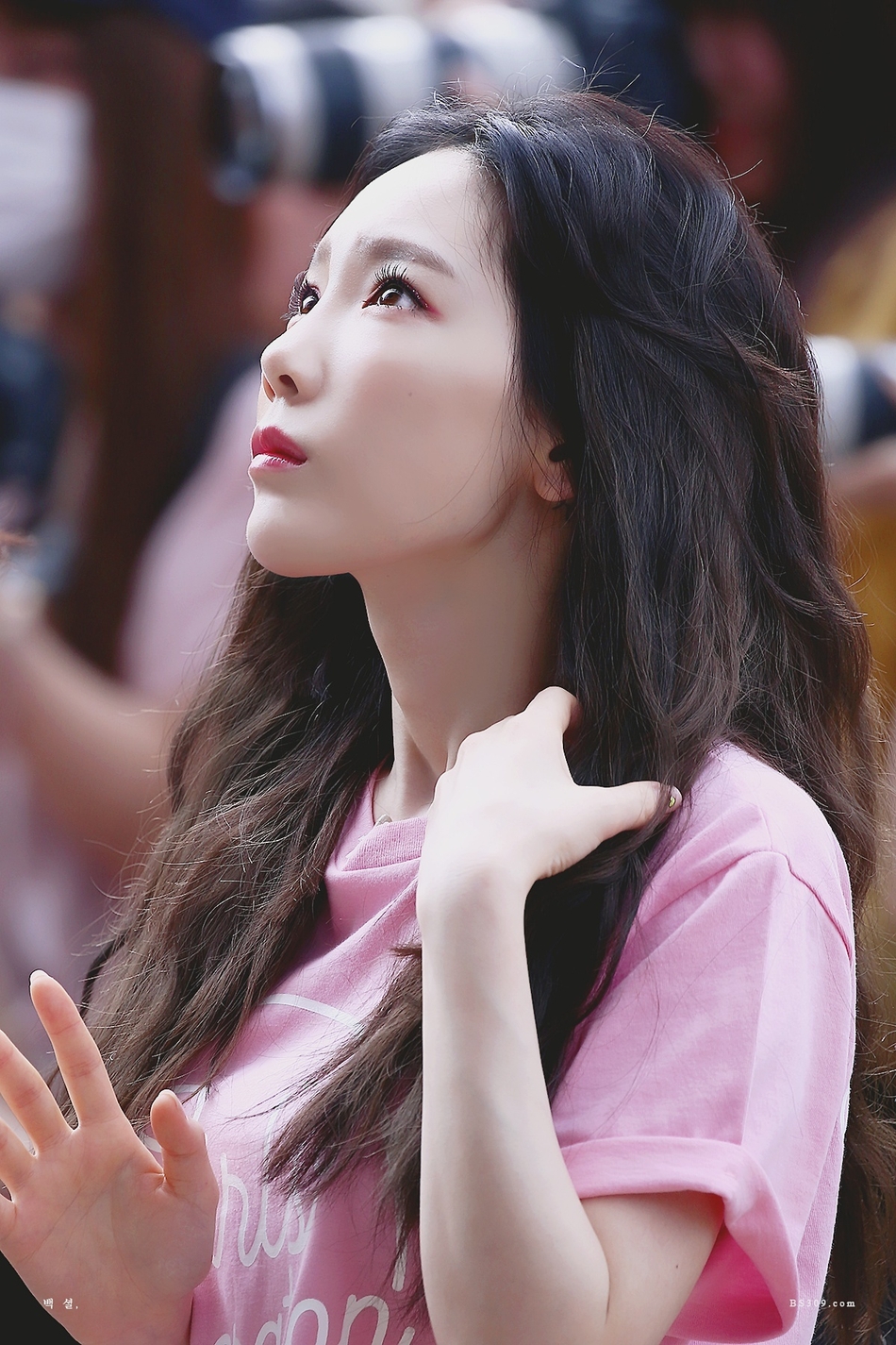 金泰妍庆祝solo两周年 音乐少女扎双马尾活泼可爱