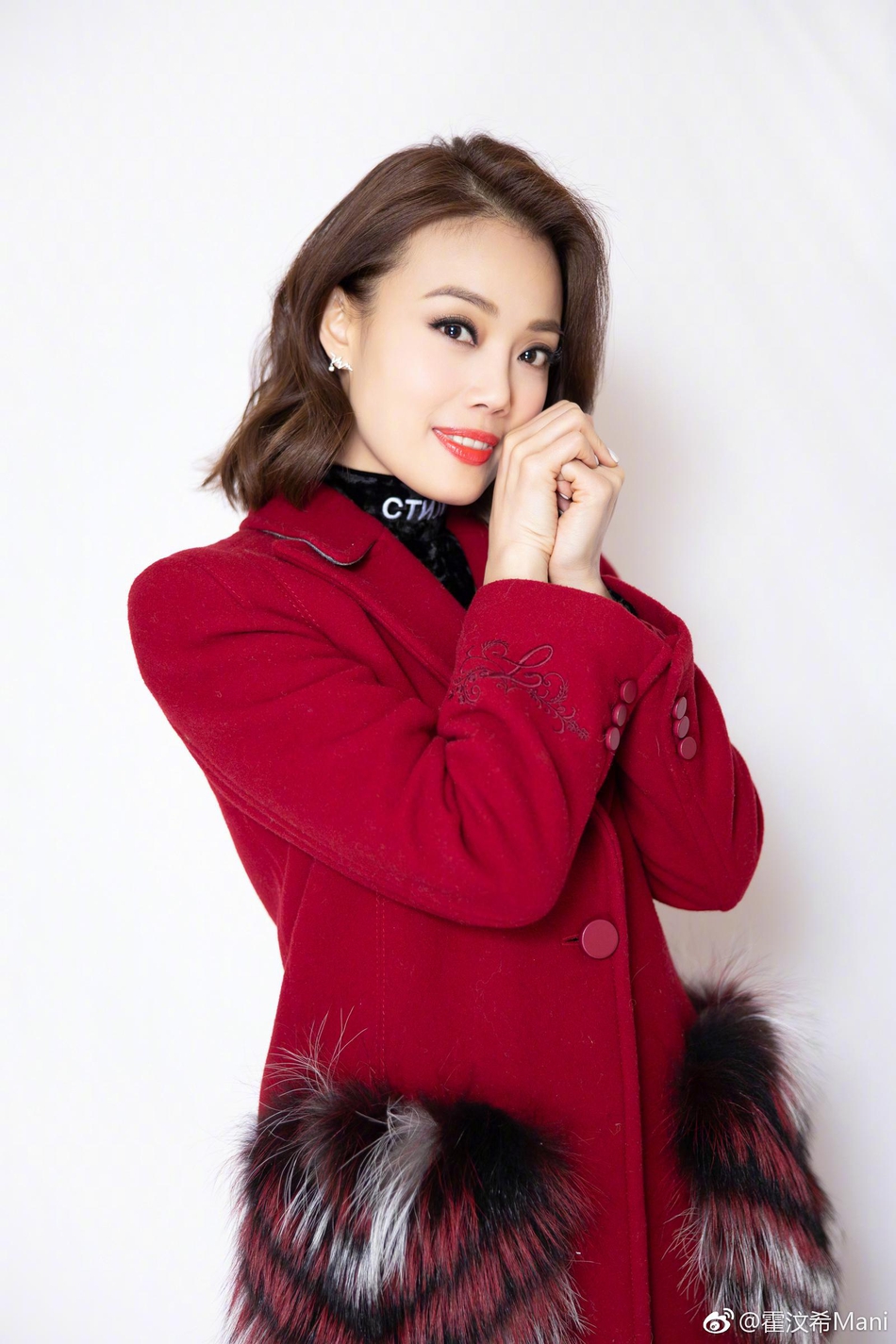 组图:容祖儿春晚造型曝光 深红外套喜气洋洋