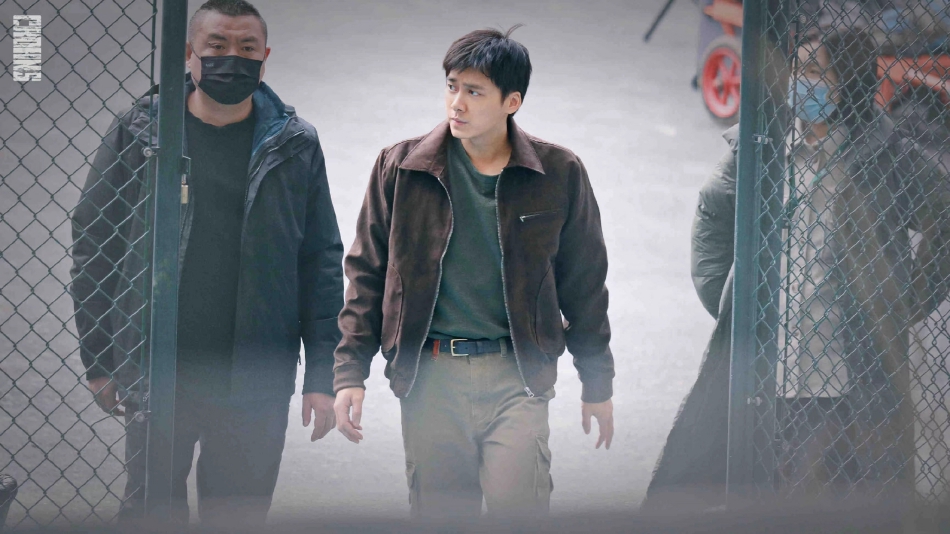 组图：电影《操场》再曝路透李易峰打扮老成不减少年气第2张图片