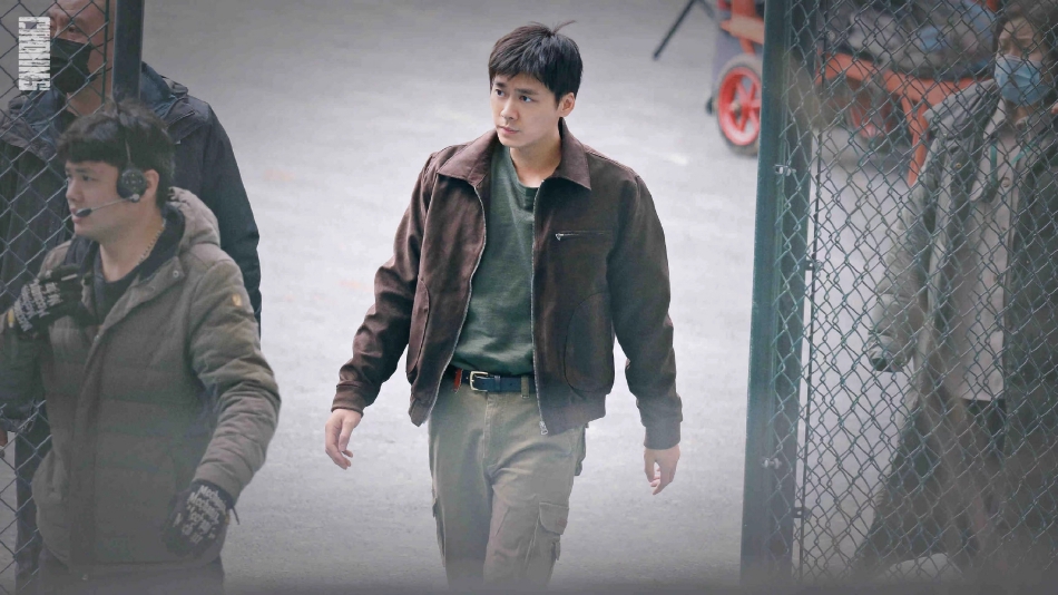 组图：电影《操场》再曝路透李易峰打扮老成不减少年气第4张图片