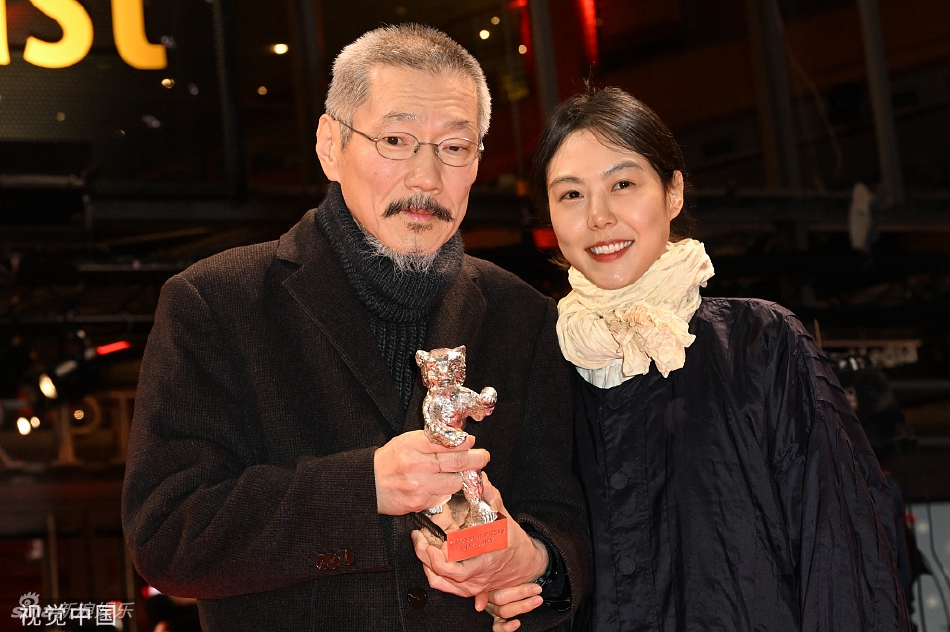 组图：洪常秀金敏喜柏林获奖开心合影两人累计已拿4座银熊奖第3张图片