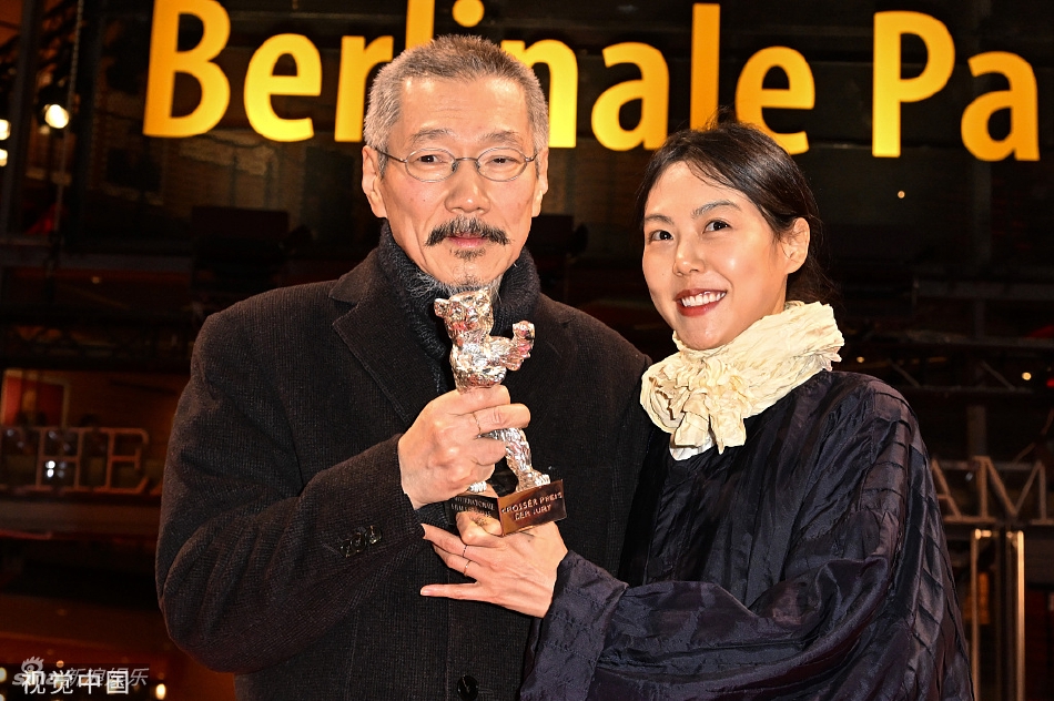 组图：洪常秀金敏喜柏林获奖开心合影两人累计已拿4座银熊奖第1张图片