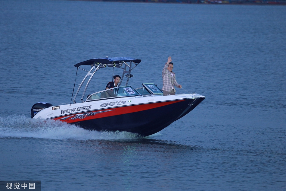 组图:发型不能乱!成龙游艇挥手耍帅后忙梳头 "偶像包袱"重