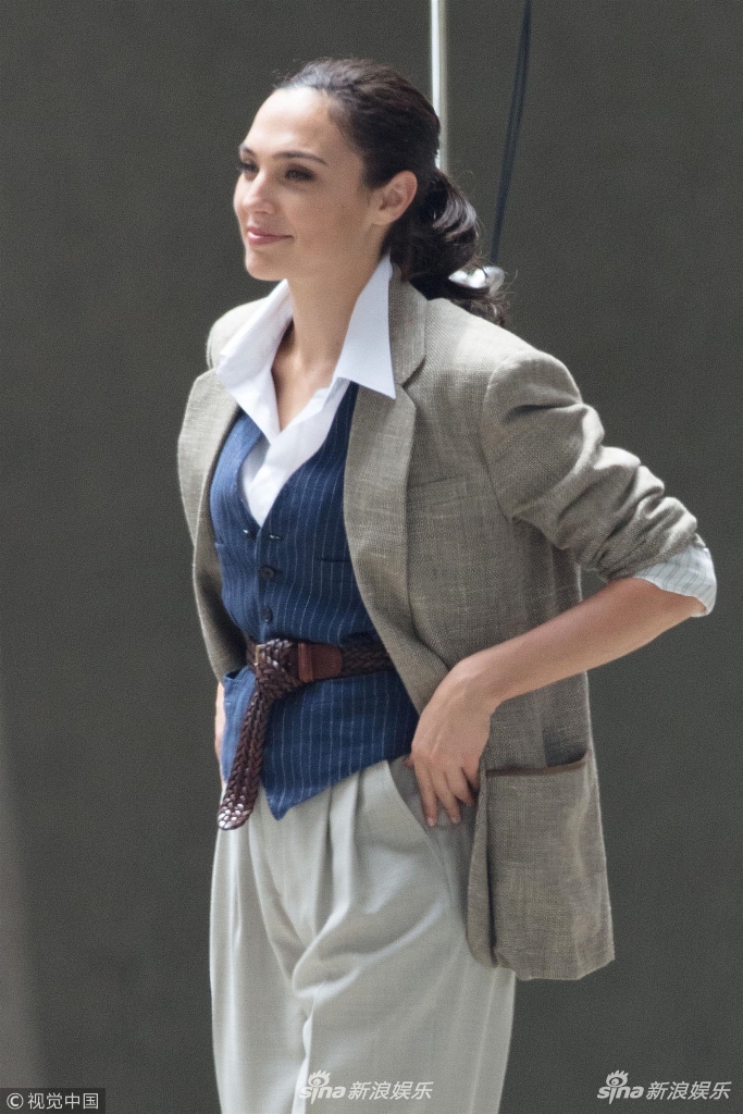 组图:盖尔·加朵拍摄《神奇女侠2》 大红唇复古白裙美艳