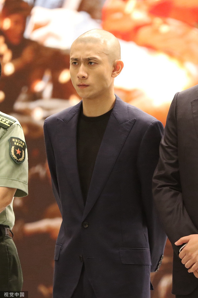 组图张一山凭一己之力再度贡献表情包光头造型自带光效