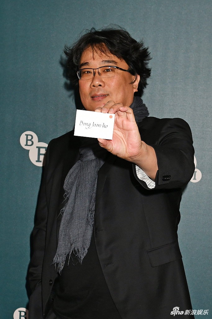 组图奉俊昊手拿名片自信洒脱斯文顿英姿飒爽身材实力抗打