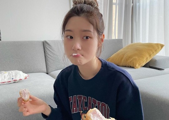组图：韩国女歌手郑采妍发照片秀清纯美貌 丸子头可爱