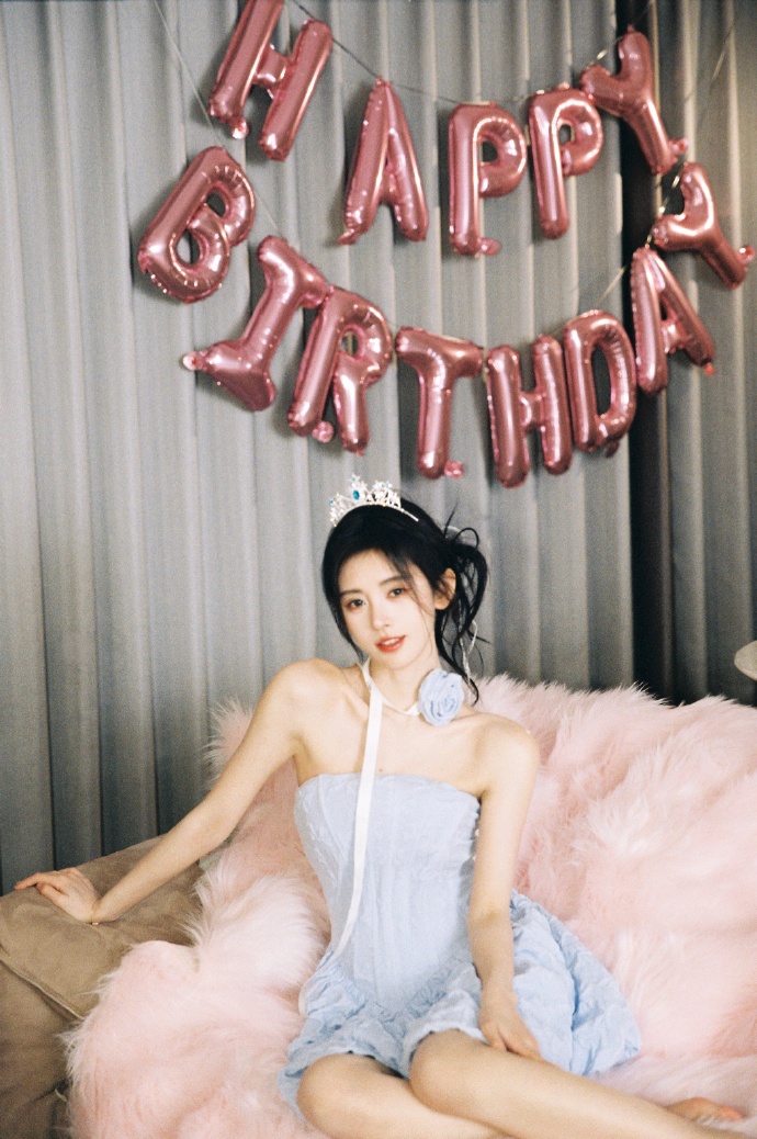 鞠婧祎生日写真曝光 戴皇冠背粉色翅膀可爱俏皮-易天影视公司-服务项
