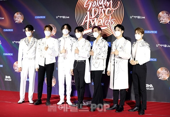 組圖：GOT7不續約JYP後出席金唱片活動 全員白衣帥氣