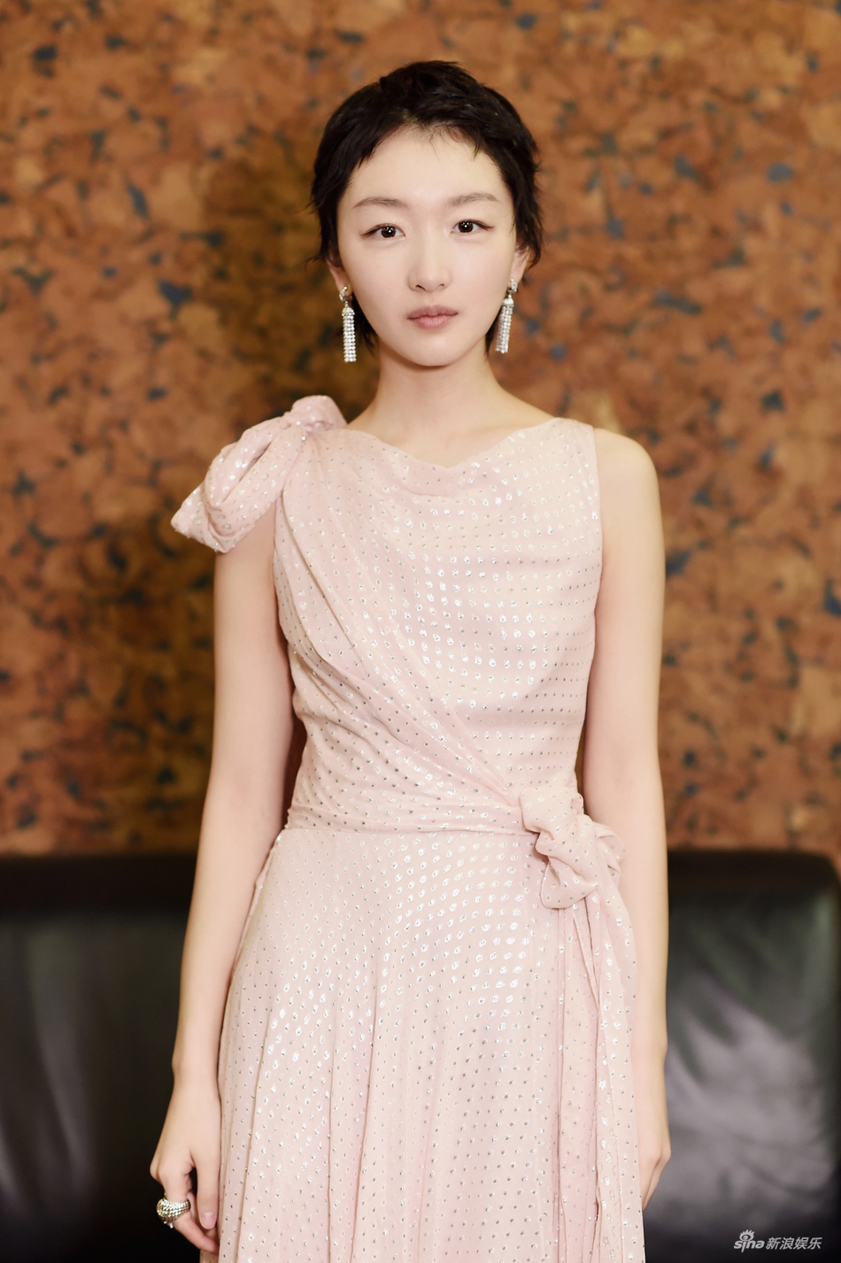 组图周冬雨粉裙耳环精致抱怪兽公仔合影可爱