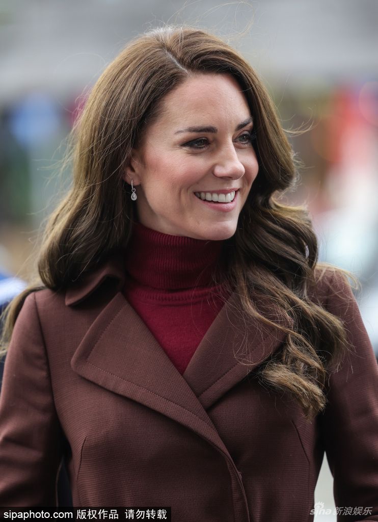 组图：凯特王妃穿酒红色毛衣裙身材苗条 笑容满面状态佳